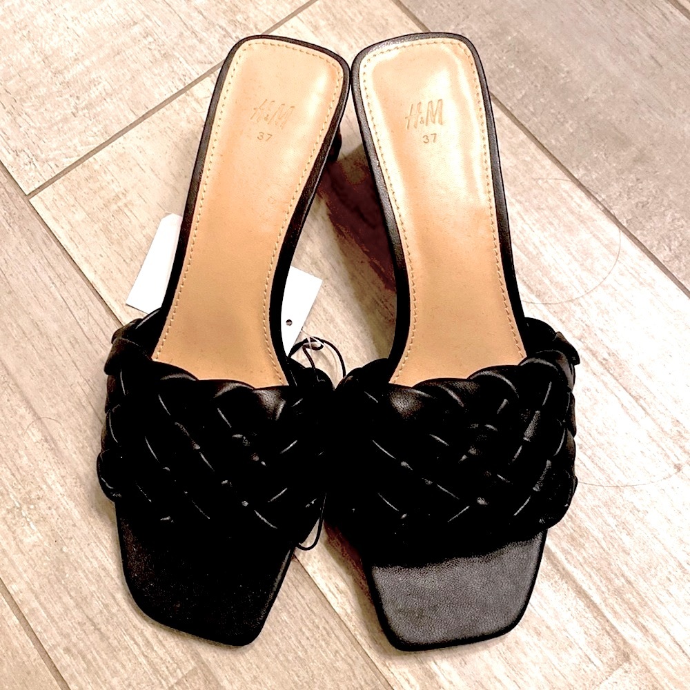 Black Sandals with braided detail NWT size 6